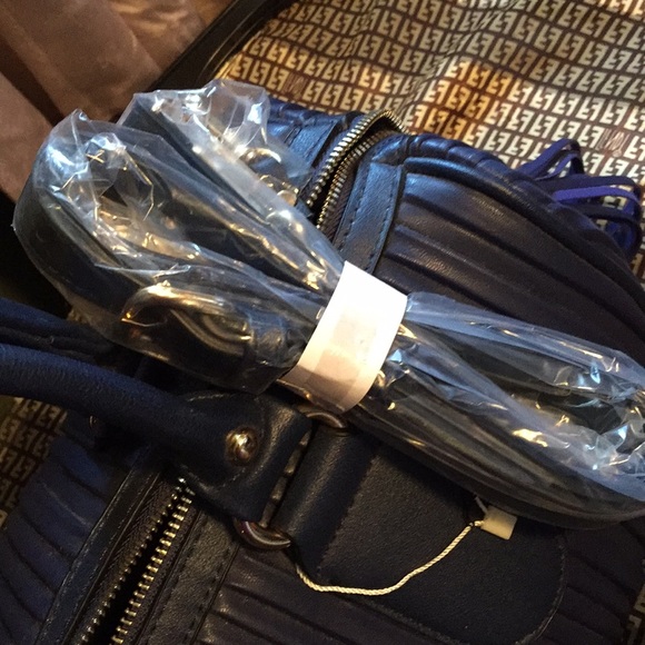 Adorable Blue purse, BNWOT, with crossbody strap. - Picture 4 of 8